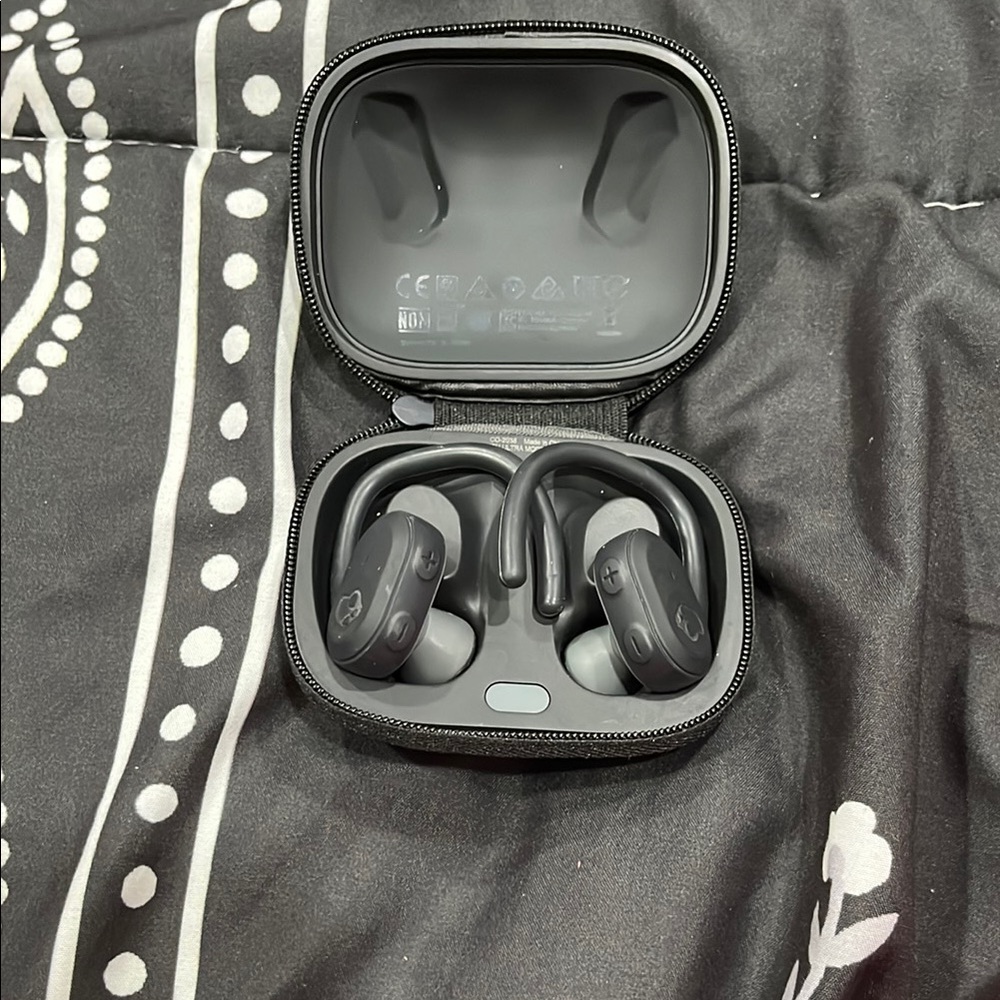 Skull Candy Black Wireless Earbuds with Charging Case